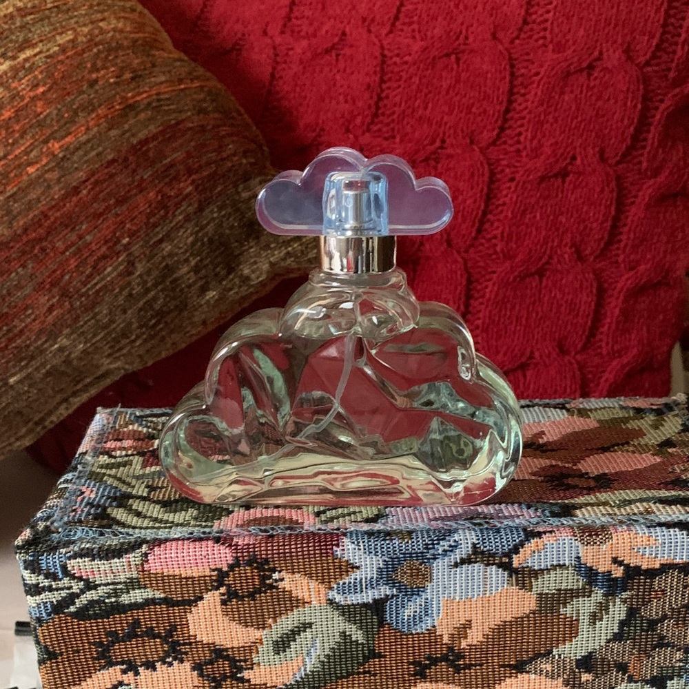 Cloud-Shaped Perfume